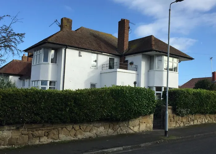 Sunnyside - Large Seaside Home With Views And Hot Tub